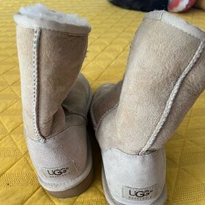 Used women’s UGG boots. Size 7 beige